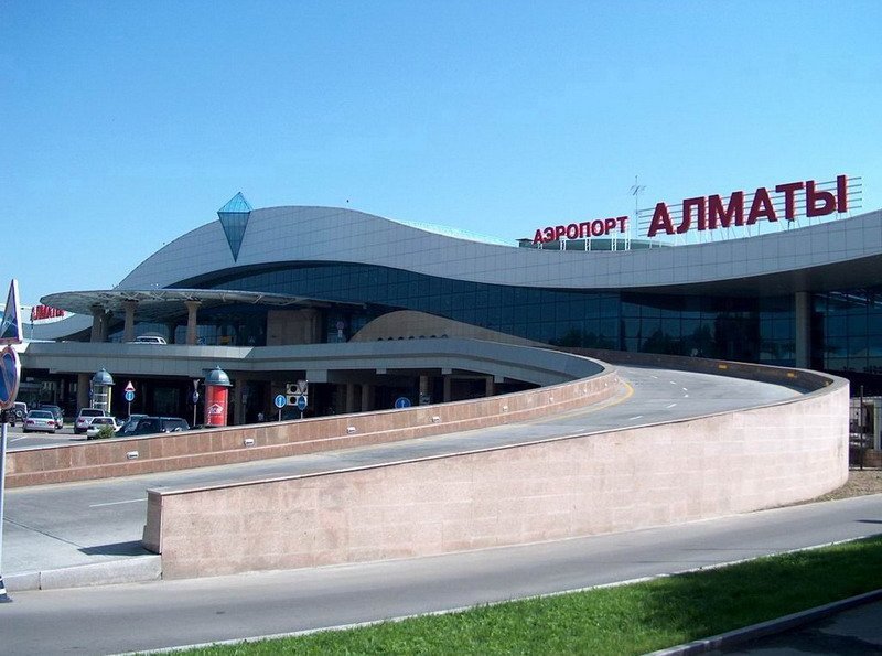 Здание пассажирского терминала в аэропорту г. Алматы